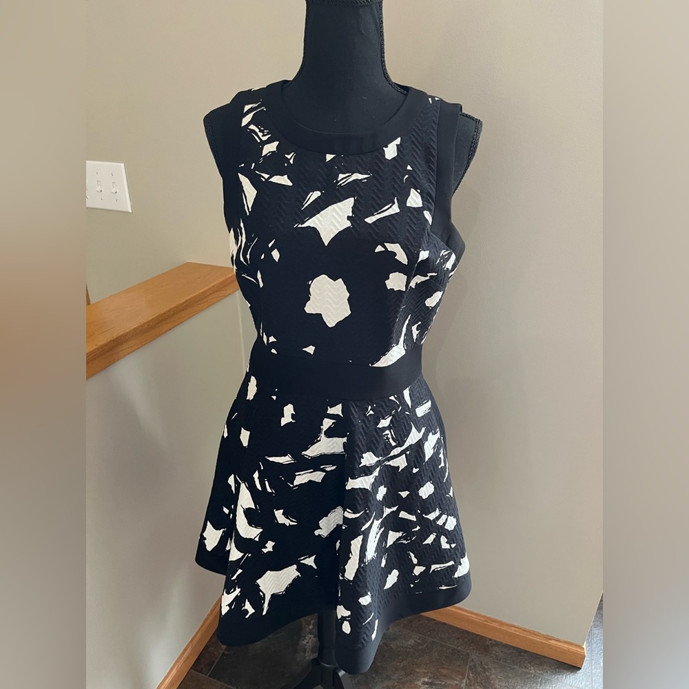Banana Republic textured cotton sleeveless fit and flare dress. Size 6